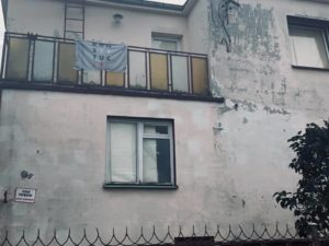 Policja wprowadza lokatorów bez prawa do ich przebywania w nieruchomości.